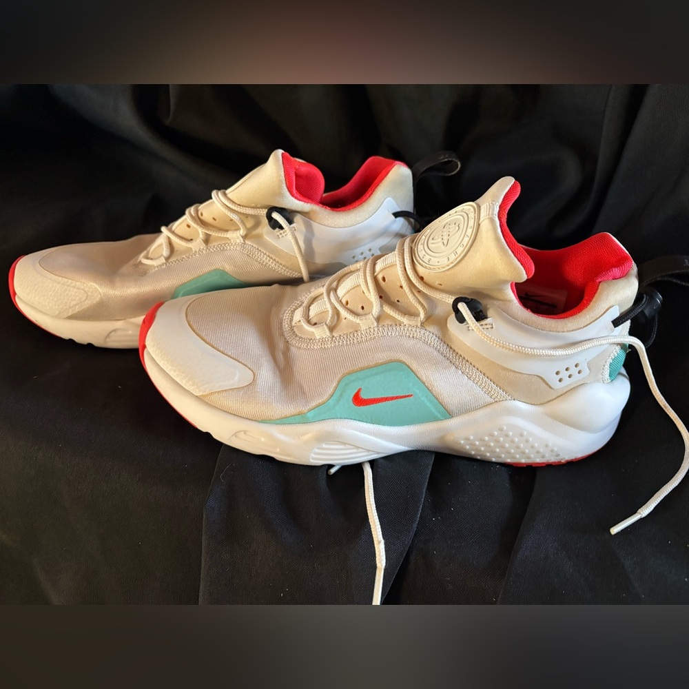 Modern Nike Air Huarache City Move women's athletic shoes. SIZE 9.5 USED